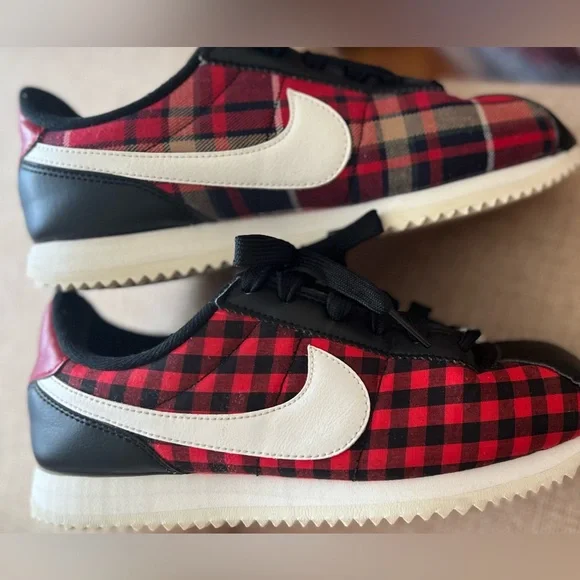 Nike Black and Red Sneakers Size 5Y - Picture 7 of 14